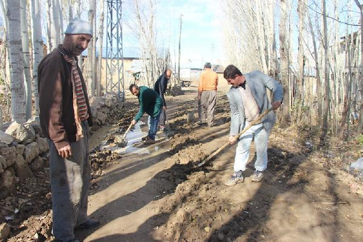 Çamurlu Köy Yolunu Küreklerle Temizlemeye Çalışıyorlar