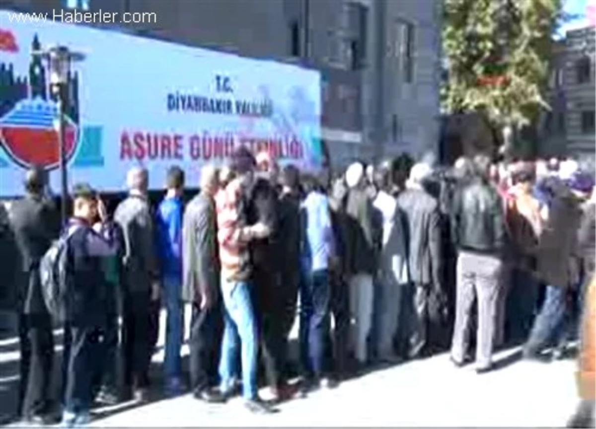 Diyarbakır\'da Aşure Dağıtma Etkinliği Düzenlendi