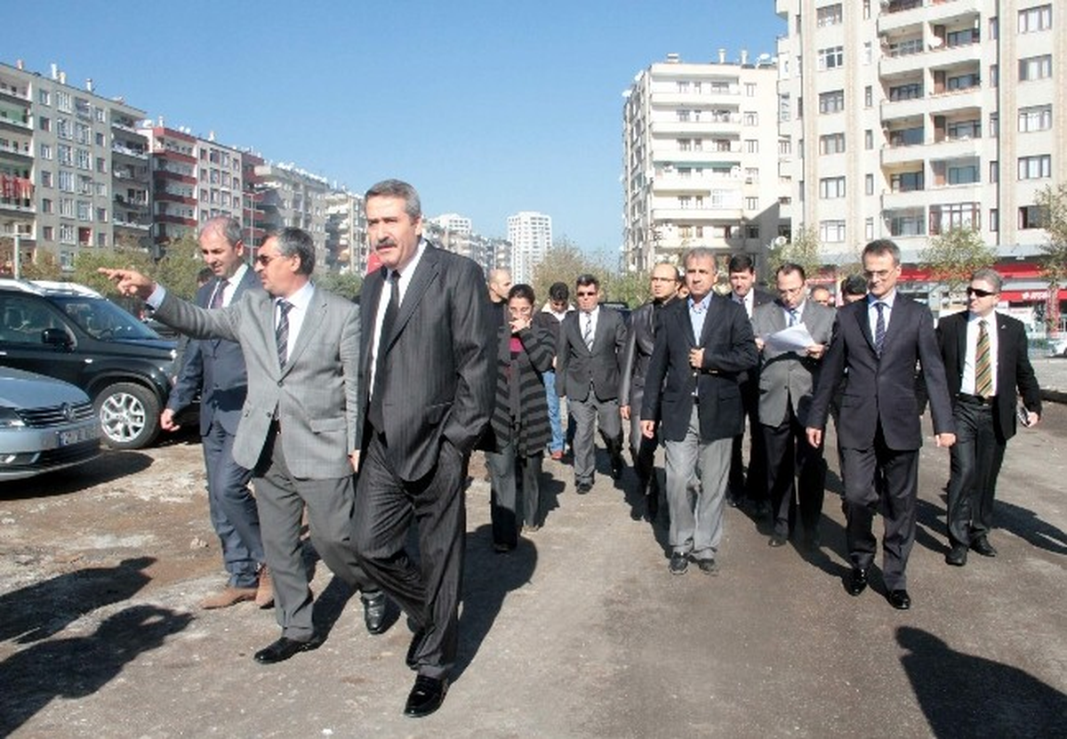 Diyarbakır Valisi Kıraç, Başbakan\'ın Miting Yapacağı Alanı İnceledi