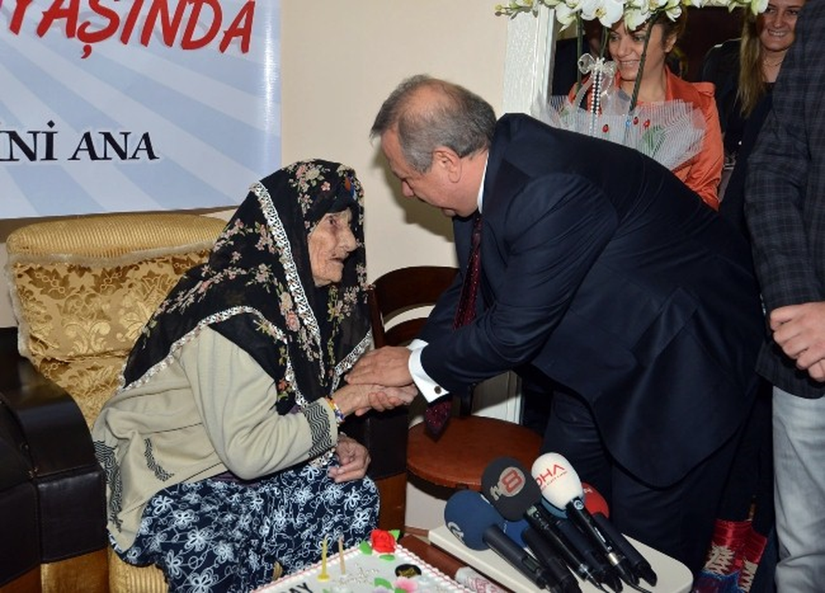 Dünyanın En Yaşlı Kadını Zeyini Ana 120\'nci Yaşını Kutladı