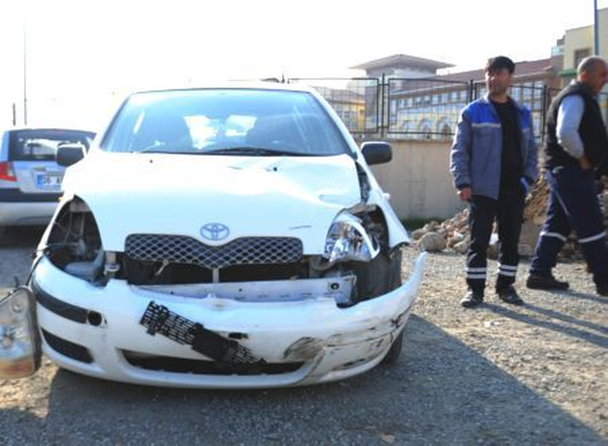 Düzce\'de Otomobille Motosiklet Çarpıştı: 2 Yaralı