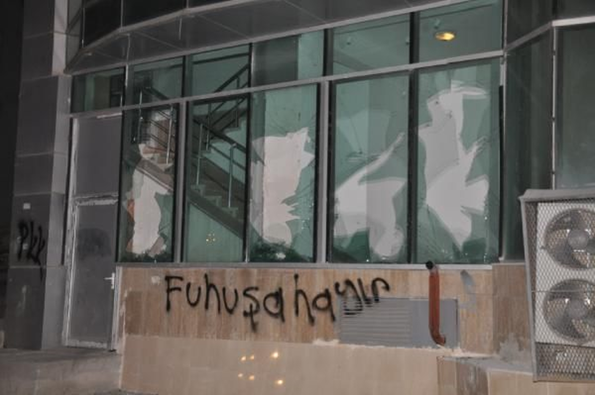 Hakkari\'de Rektörlük Binasına Saldırı Düzenlendi