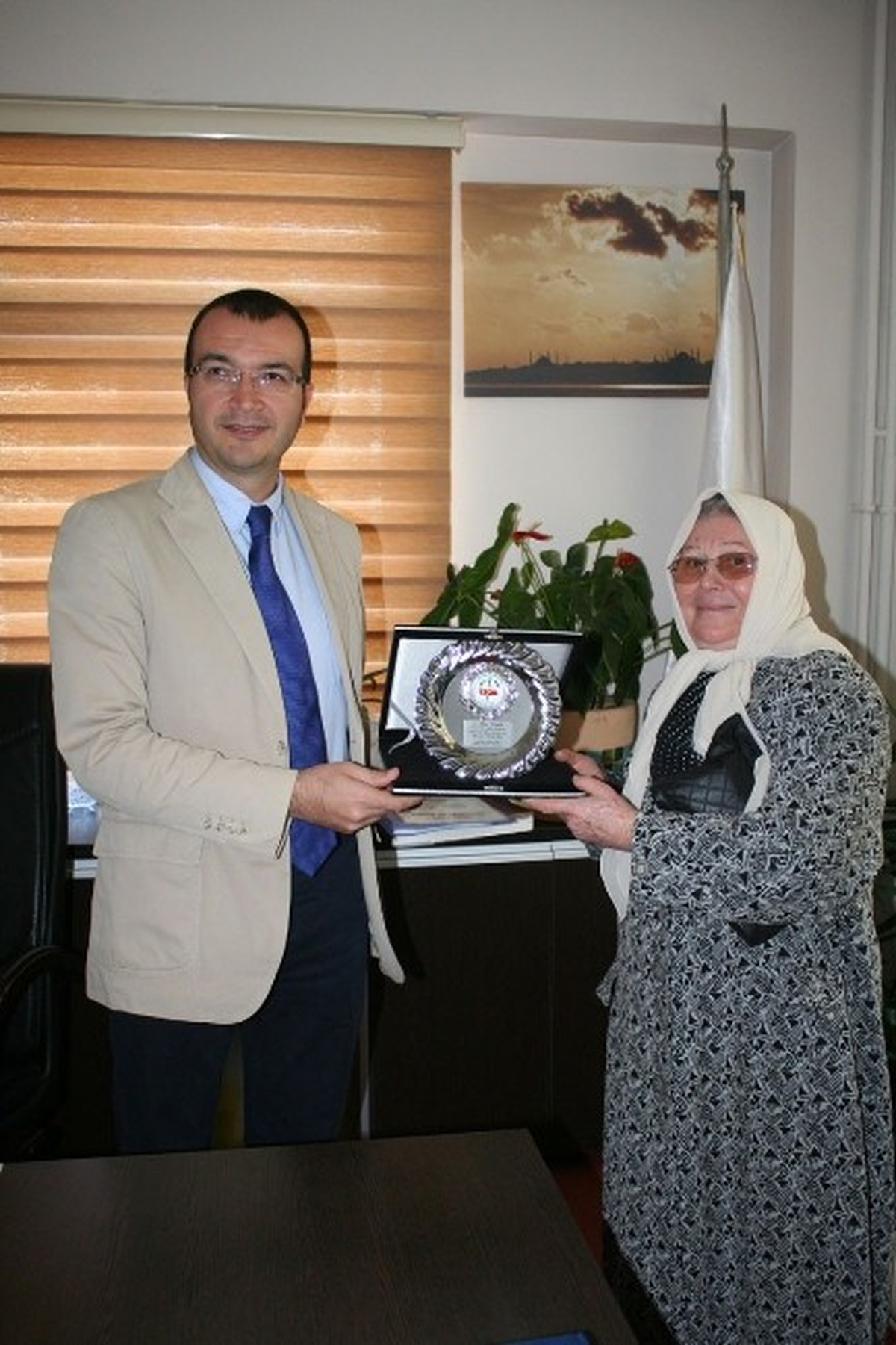 Hastaneye Yardım Eden Hayırsevere Plaket