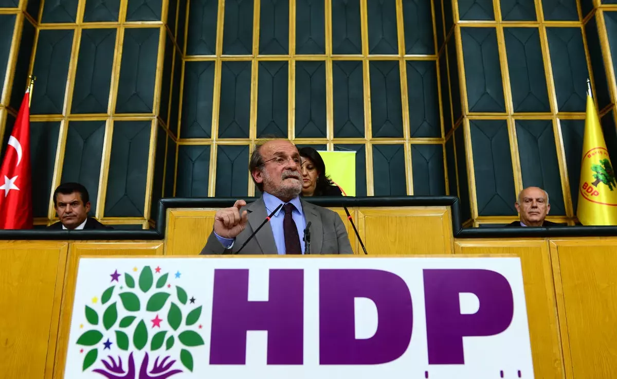 HDP\'nin Korsan Grup Toplantısı İçtüzüğe Takıldı