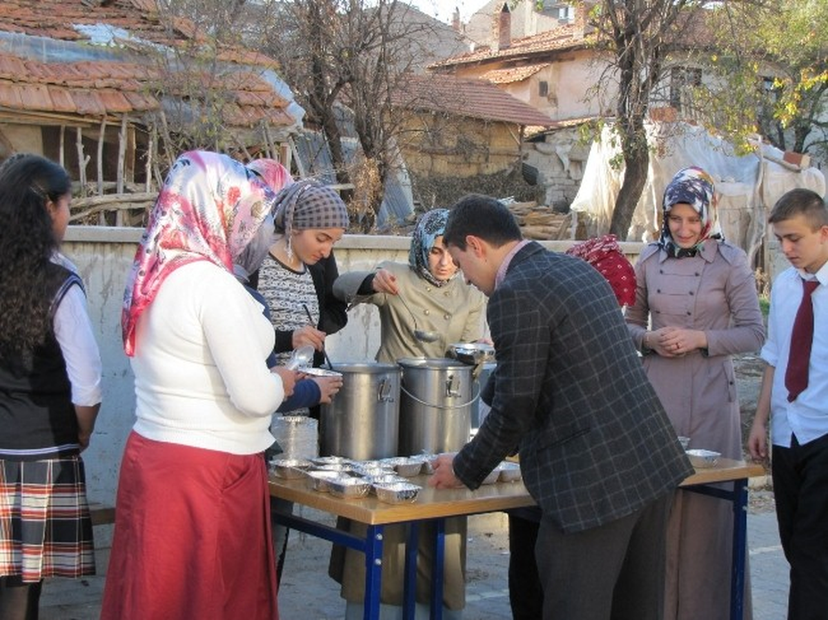 Hisarcık Eğitim Gönüllüleri Derneği 400 Kişiye Aşure Dağıttı