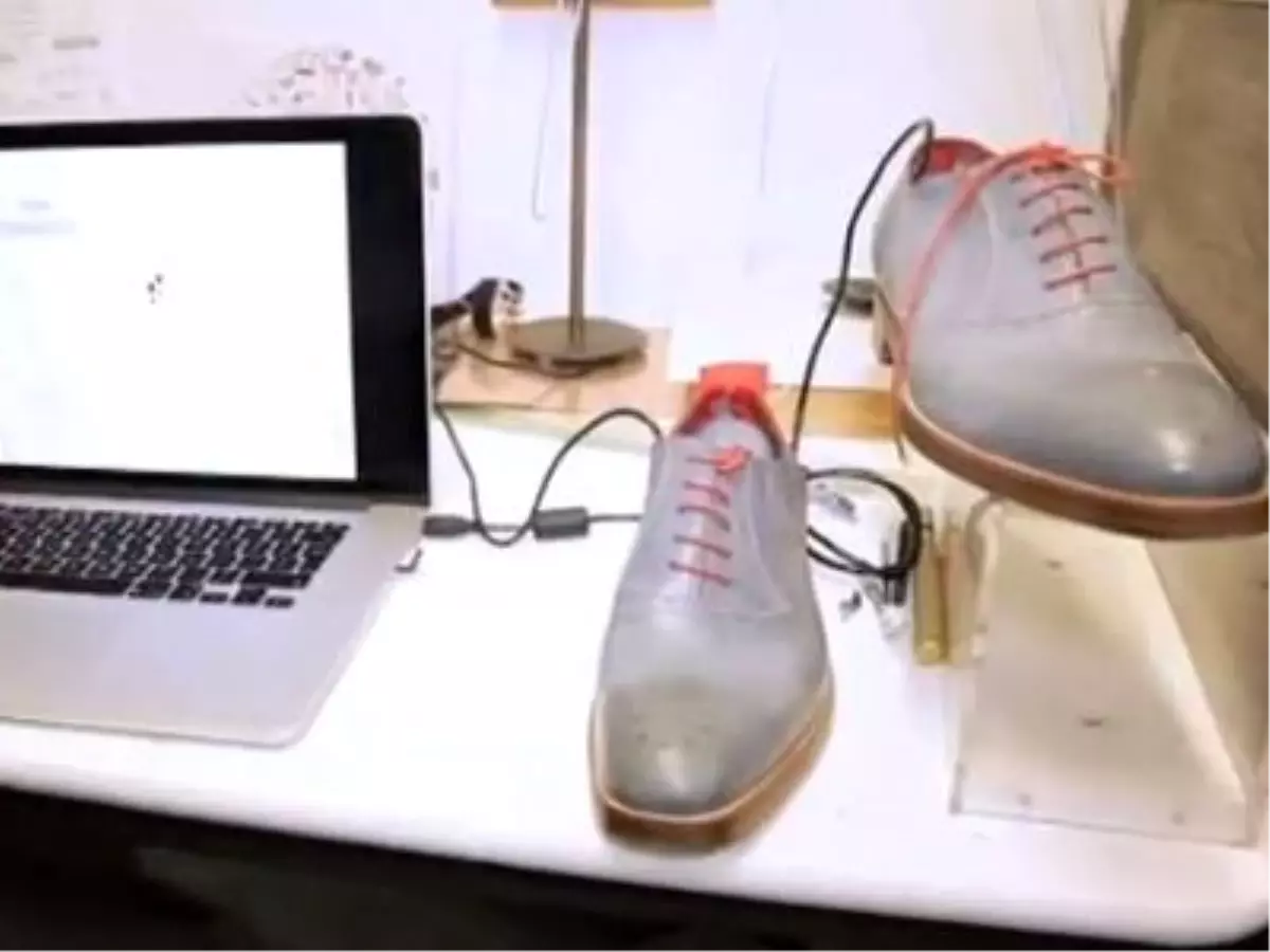 İngiliz Sanatçı Dominic Wilcox GPS\'li Ayakkabı Üretti
