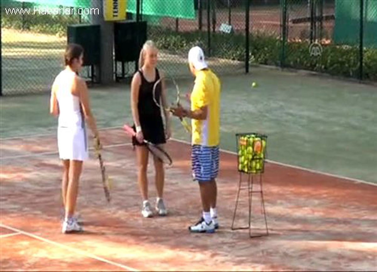 İşçi olarak çalıştığı kortlarda şimdi tenis eğitmenliği yapıyor