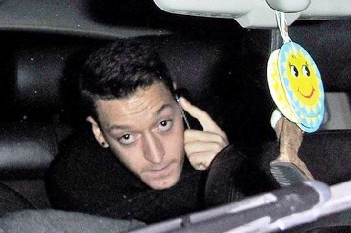 İspanyollar Mesut İçin Paparazziliğe Devam Ediyor