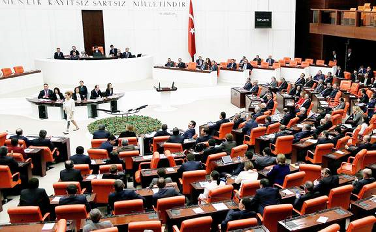 Kadın Milletvekilleri TBMM Genel Kurulu\'na Pantolonla Katılabilecek