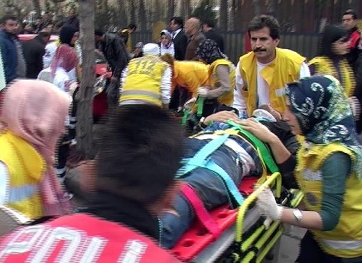 Kadın Sürücü Yayalara Çarptı: 4 Yaralı