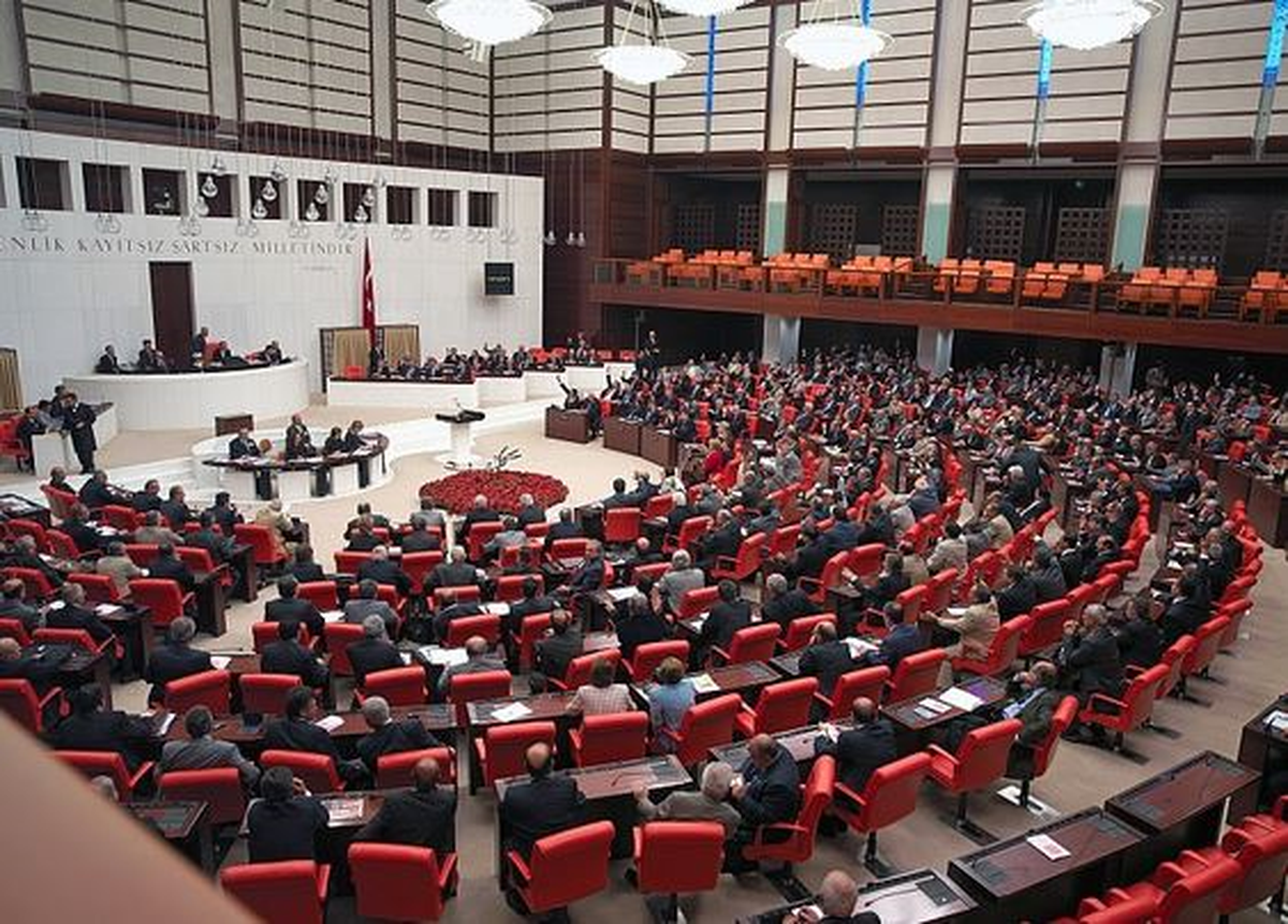Kadın Vekillerin Pantolon Giymesine Olanak Tanıyan Teklif Genel Kurul\'da