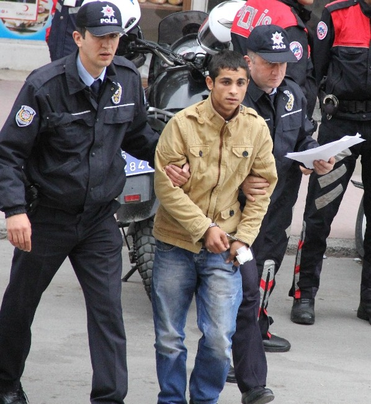 Kasa Hırsızı Adliyede Polisi Hastanelik Etti