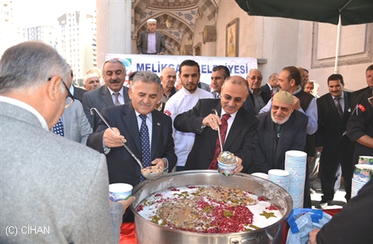 Kayseri\'de 5 Bin Kişiye Aşure Dağıtıldı