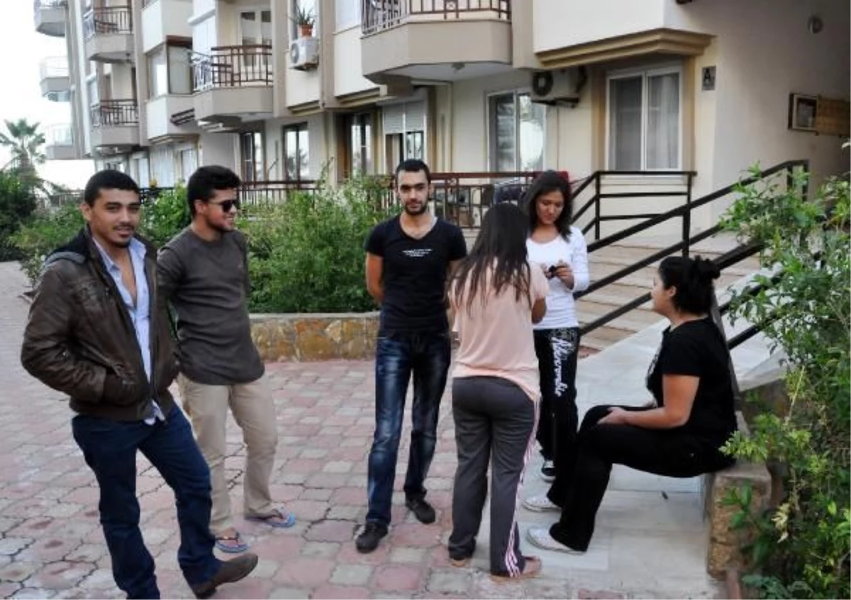 Antalya\'da Öğrenciler Sokakta Kaldı