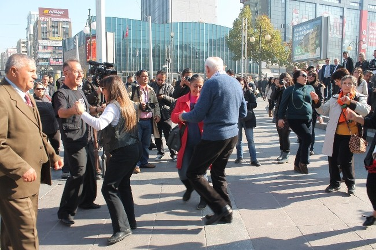 Kızılay\'da "Kal Geldi Dansı" Eylemi