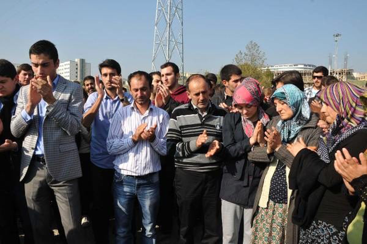 Manisa\'da Kızının Kazada Öldüğü Yerde Eylem Yaptı