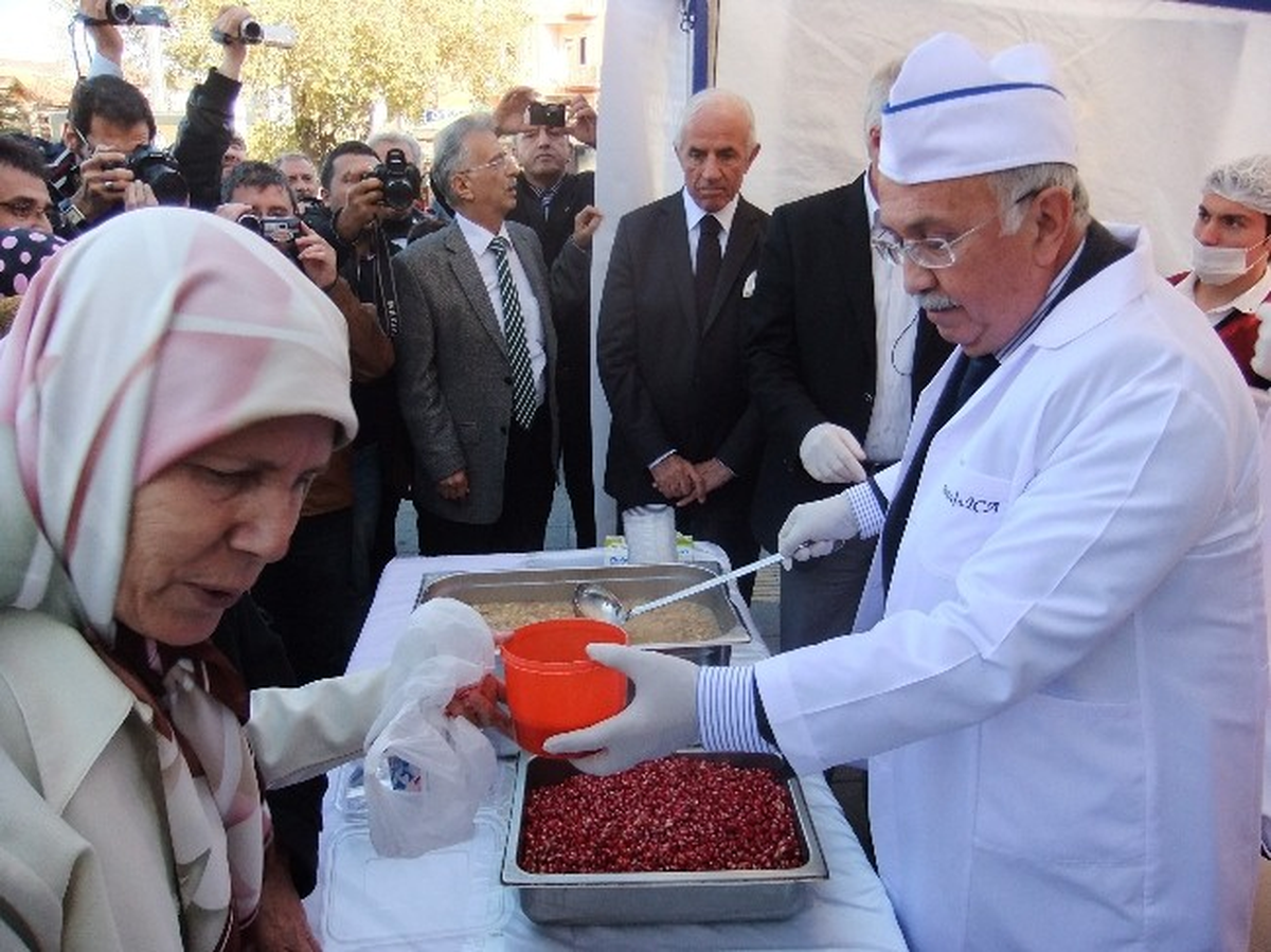Kütahya Belediyesi Halka Aşure Dağıttı