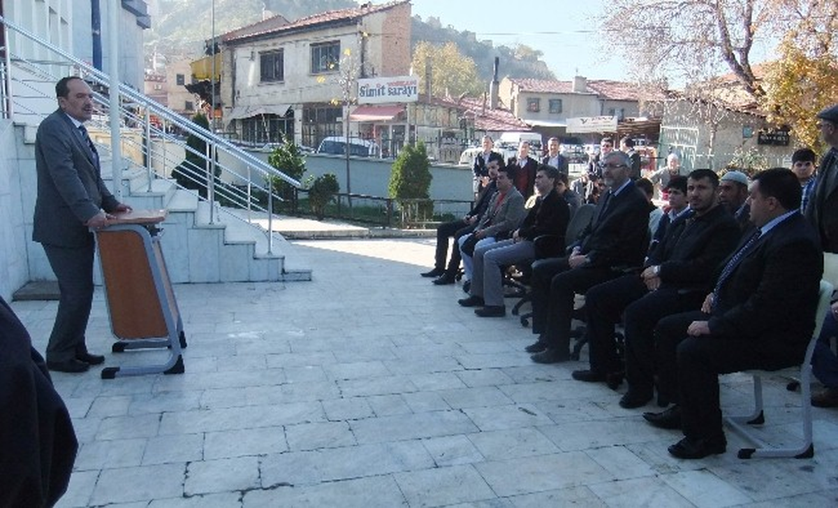 Kütahya Bölge Yatılı Erkek Kur\'an Kursu Aşure Dağıttı