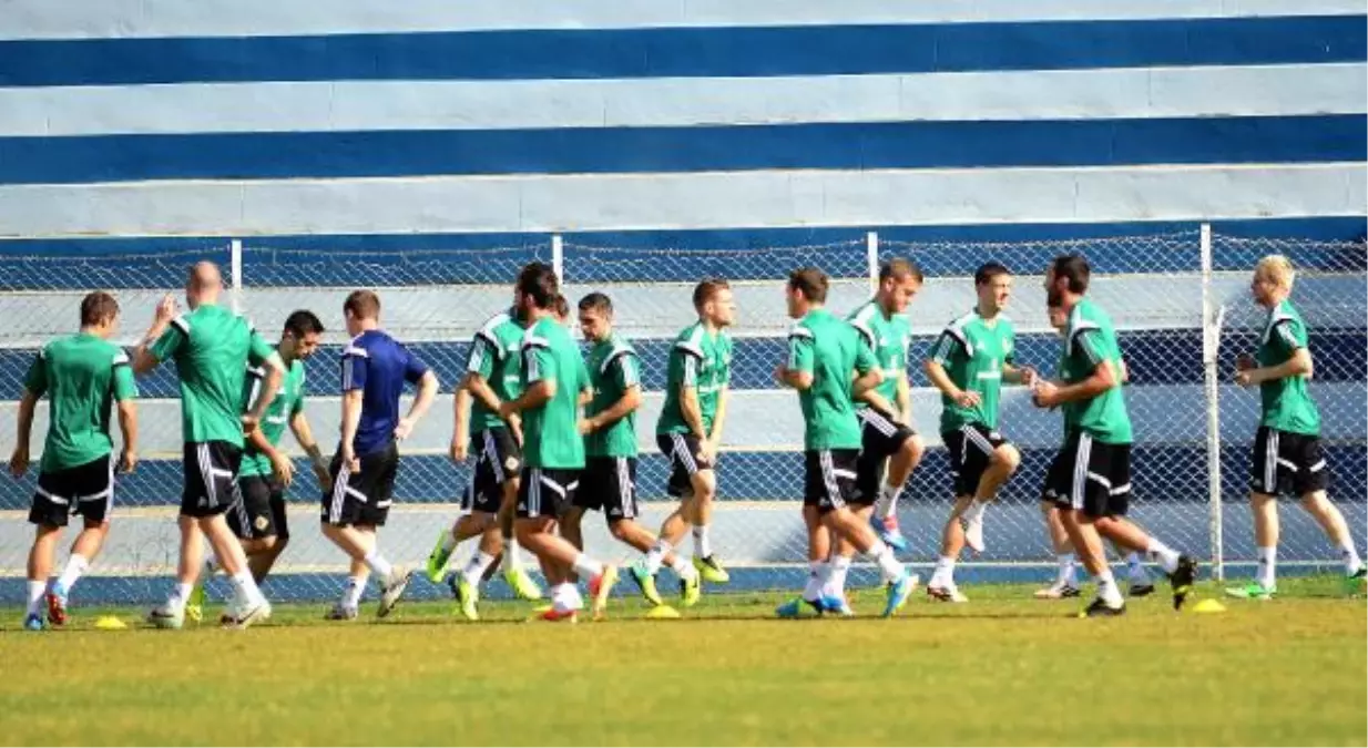 Kuzey İrlanda Milli Takımı Adana\'da Atrenman Yaptı