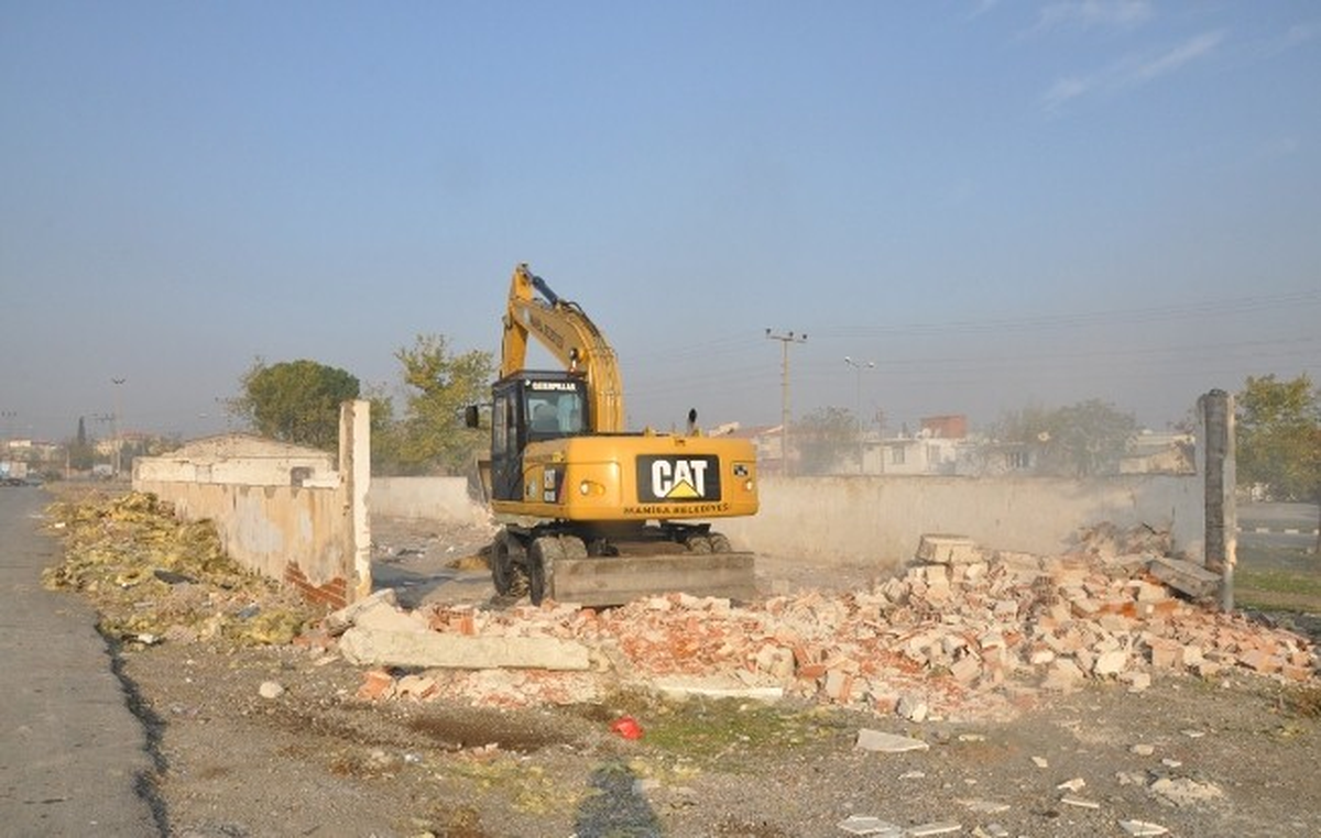 Manisa\'da Tehlikeli ve Metruk Binalar Yıkılıyor