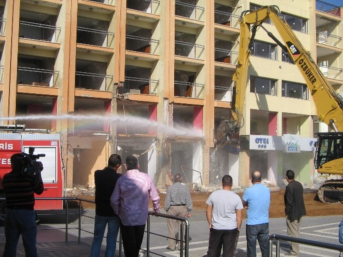Marmaris\'te Özel İdarenin Sattığı Mavi Otel Yıkılıyor