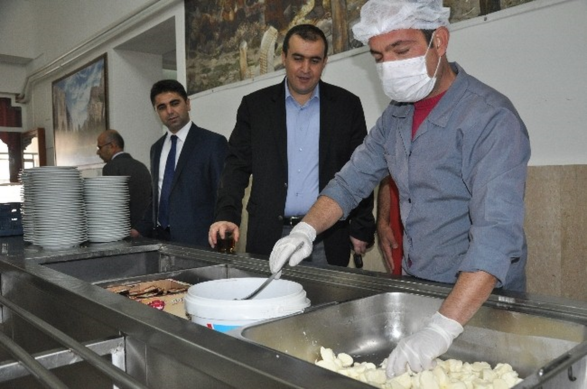 Midyat Kaymakamı Her Sabah Yurttaki Öğrencilerle Bir Araya Geliyor