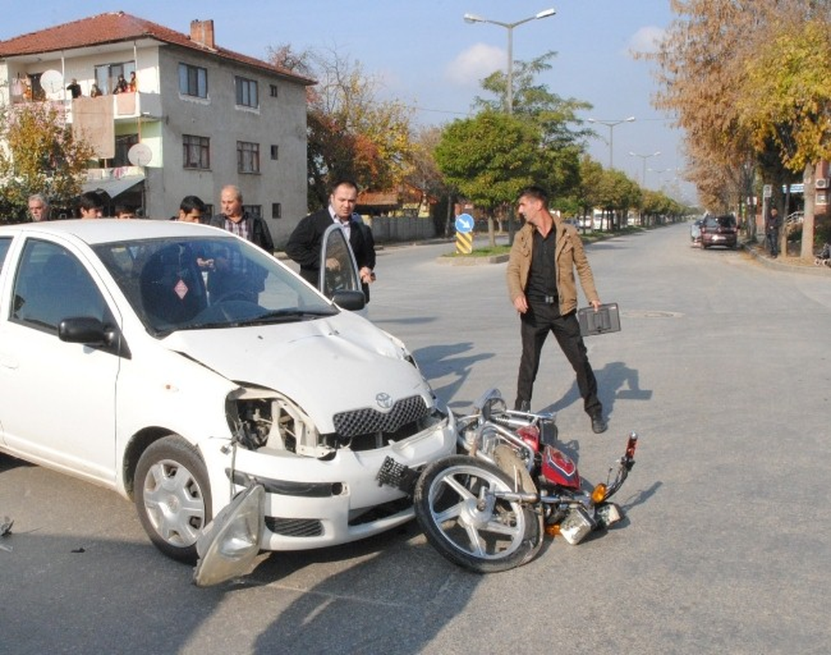 Motosikletle Otomobil Çarpıştı: 2 Yaralı