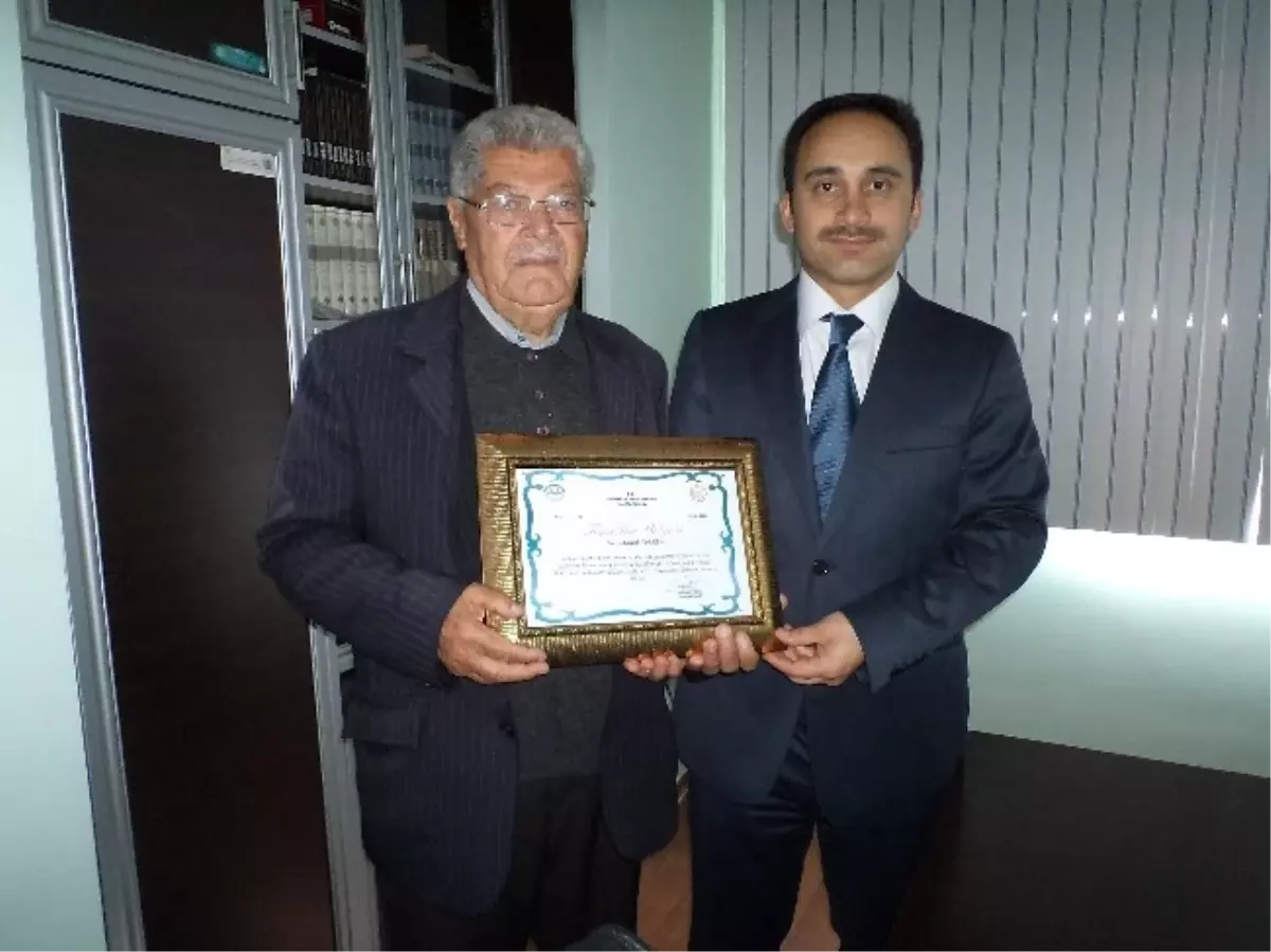 Müftü İzci'den Hayırsever Vatandaşa Teşekkür Belgesi