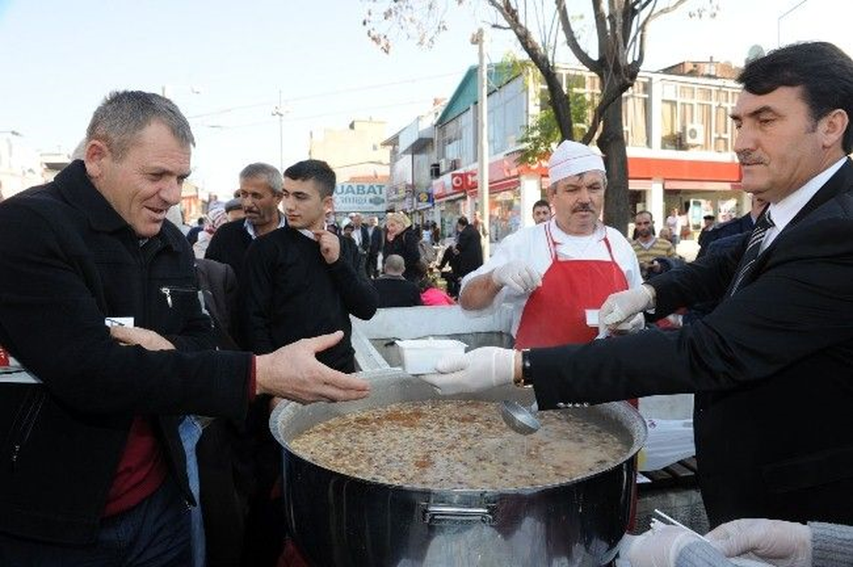 Osmangazi Belediye Başkanı Dündar, Aşure Dağıttı