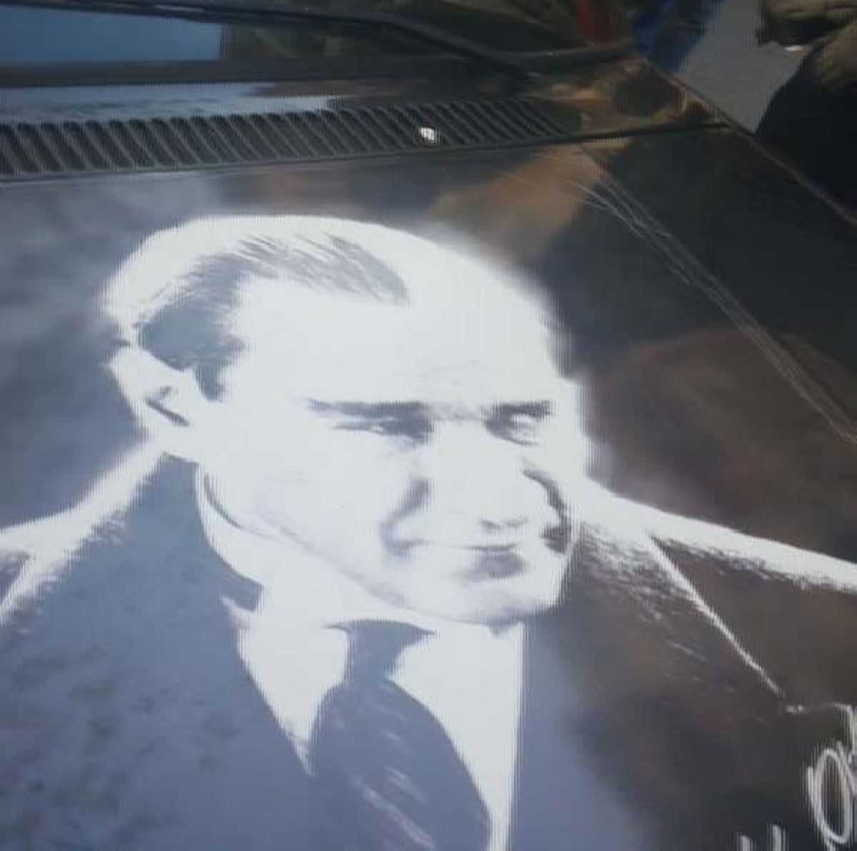 Otomobildeki Atatürk Çıkartmasını Halk Söktürmedi