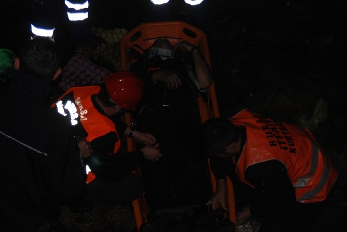 Polis Ekiplerini Görünce Kendini Dereye Attı