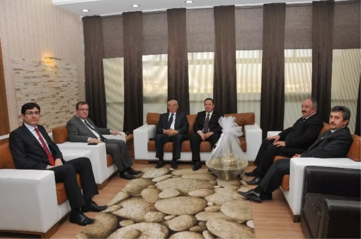 Rektör Solak Sandıklı Heyetini Konuk Etti