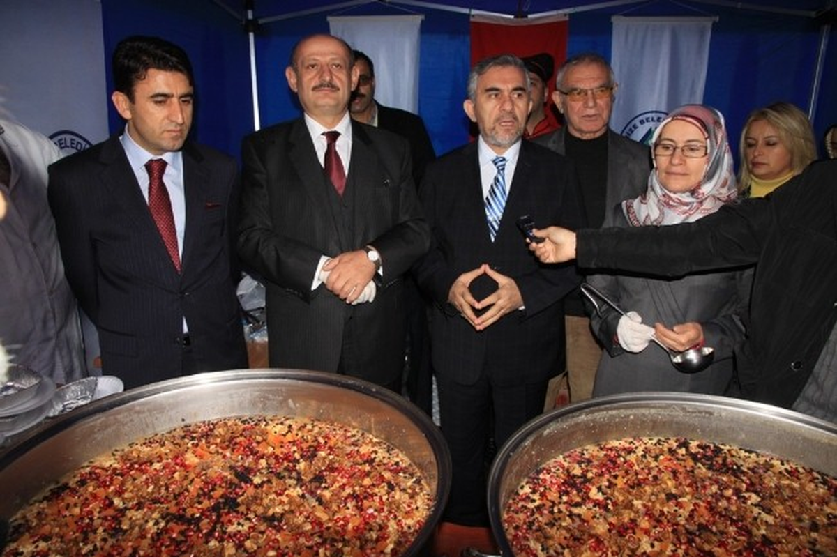 Rize\'de Vatandaşlara Aşure Dağıtıldı