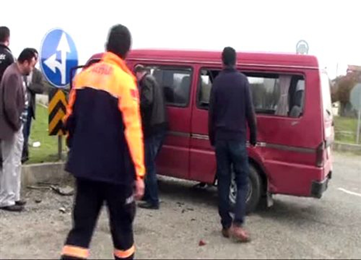 Sağlık görevlilerini taşıyan otomobil, minibüsle çarpıştı: 6 yaralı