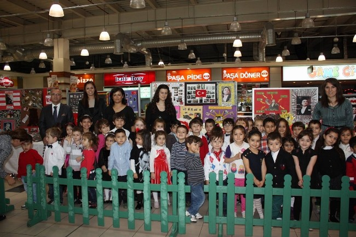 Salihli\'de "Atatürk ve Cumhuriyet" Sergisi Düzenlendi