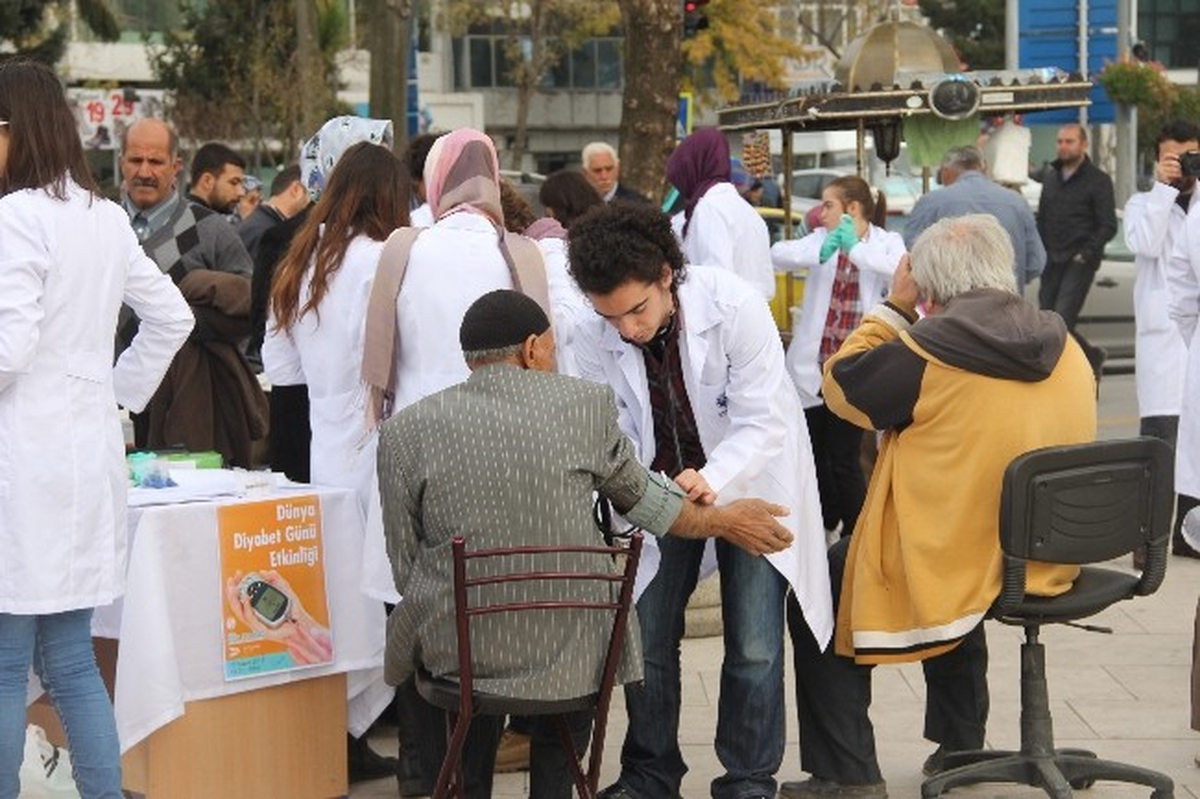 Saü Tıp Fakültesi Öğrencilerinden Dünya Diyabet Günü Etkinliği