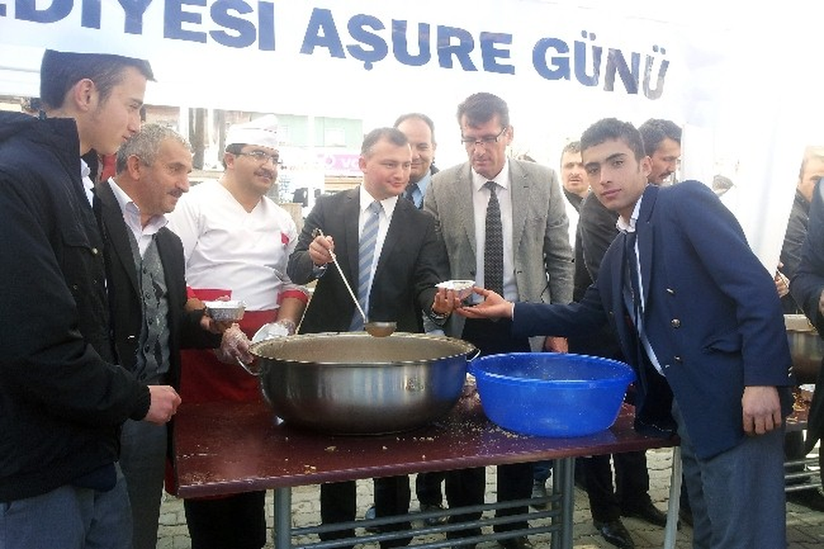 Şiran\'da Bin Kişiye Aşure Dağıtıldı