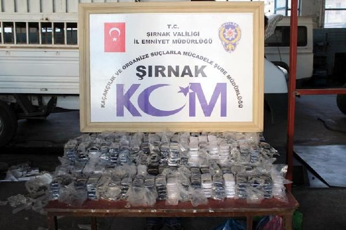 Şırnak\'ta Kaçak Sigara ve Telefon Operasyonu