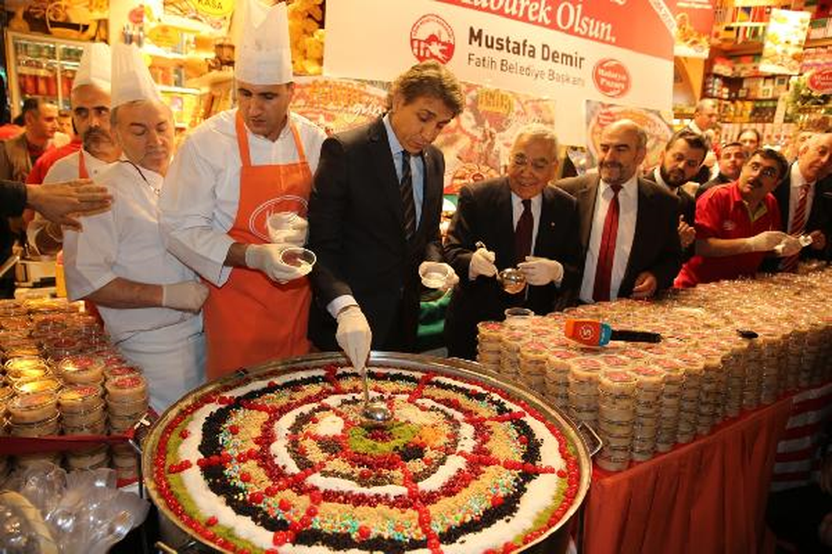 Tarihi Mısır Çarşısı\'nda 20 Bin Kişiye Aşure Dağıtıldı