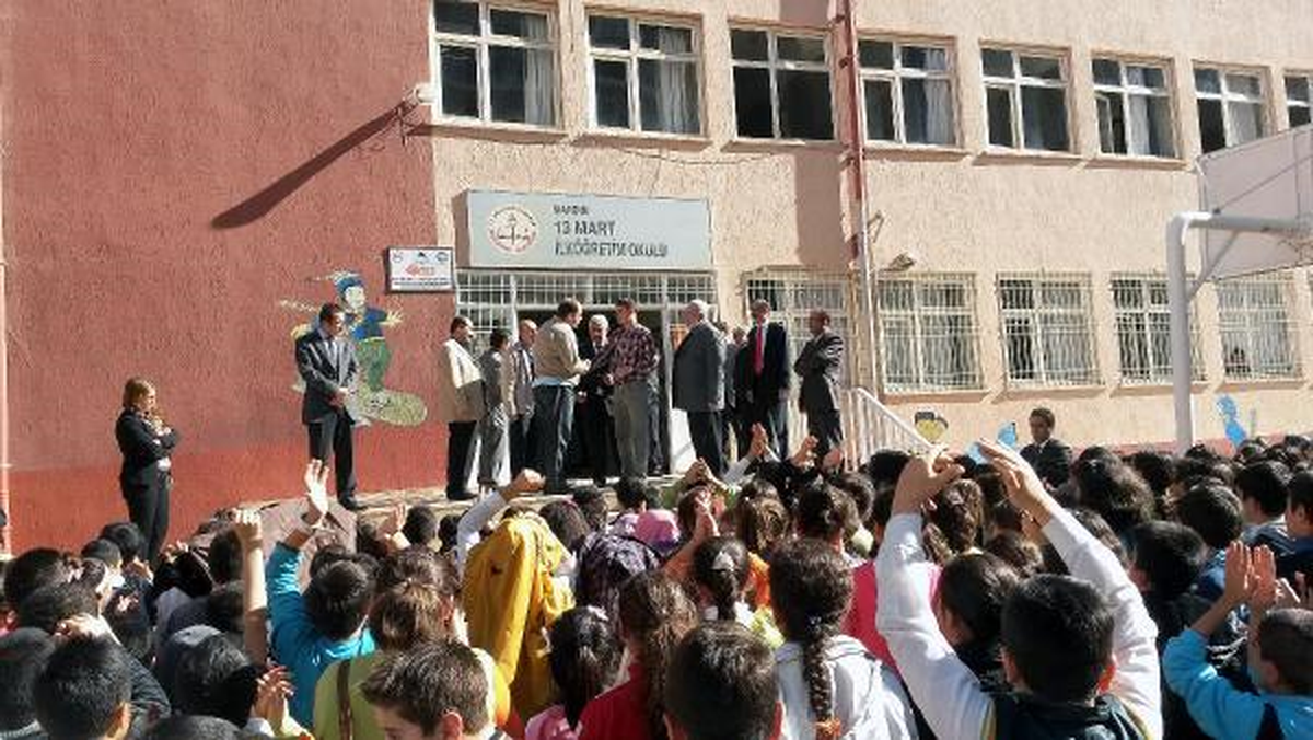 Tartakladığı Öğretmenden Okula Gelip Özür Diledi