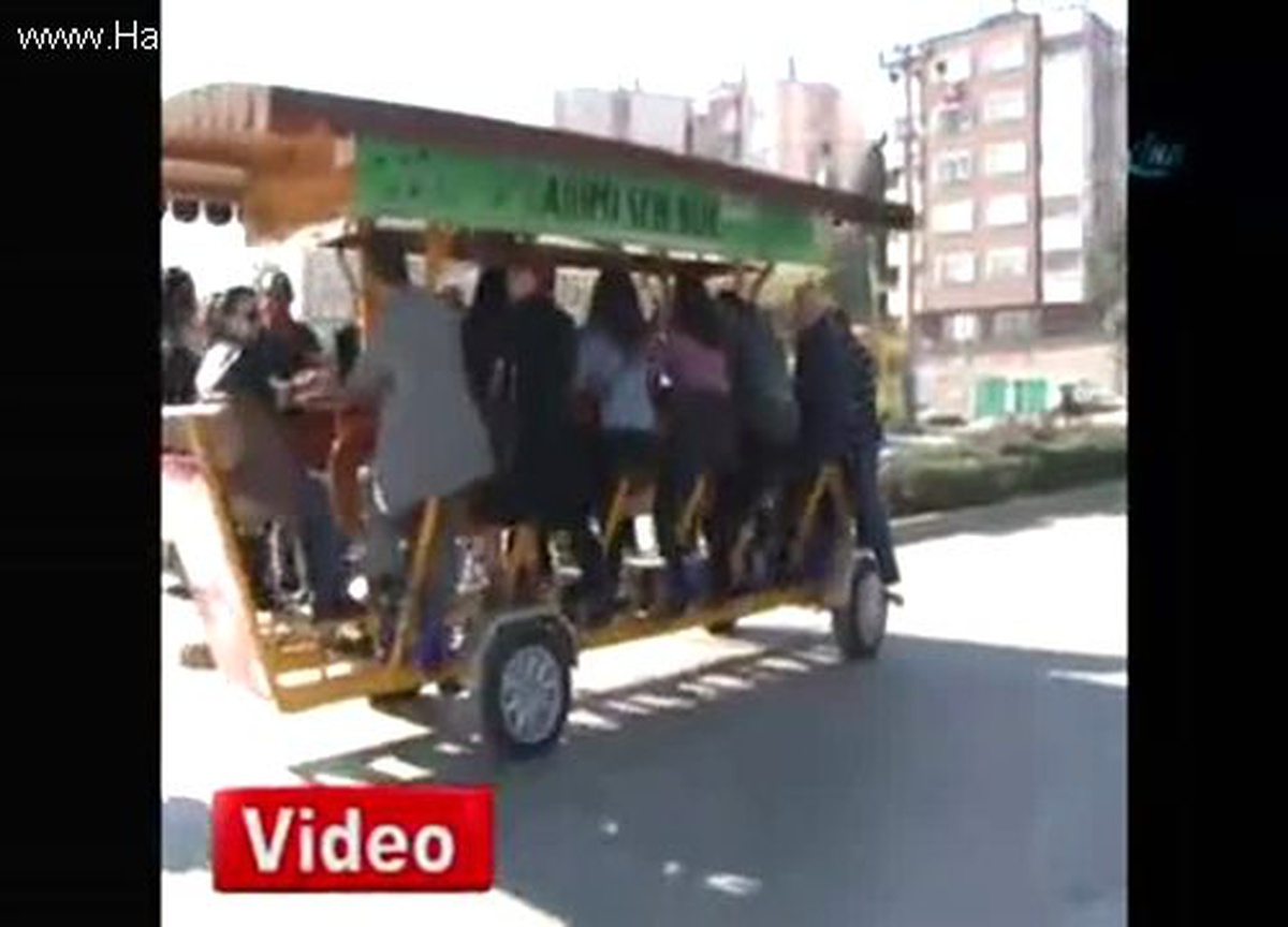 Tekerlekli Kafede Aynı Anda 16 Kişi Pedal Çevirirse
