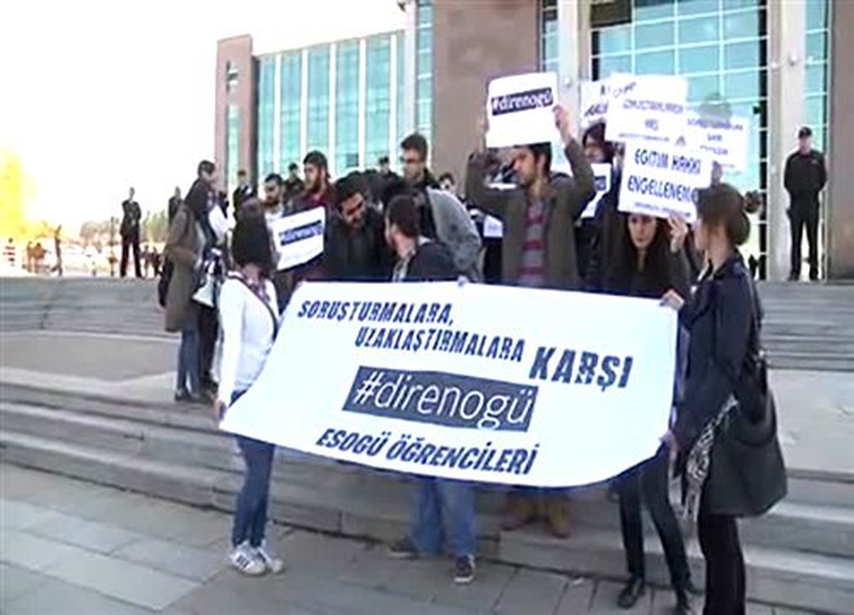 Üniversitede uzaklaştırma cezası verilen öğrencilerden protesto