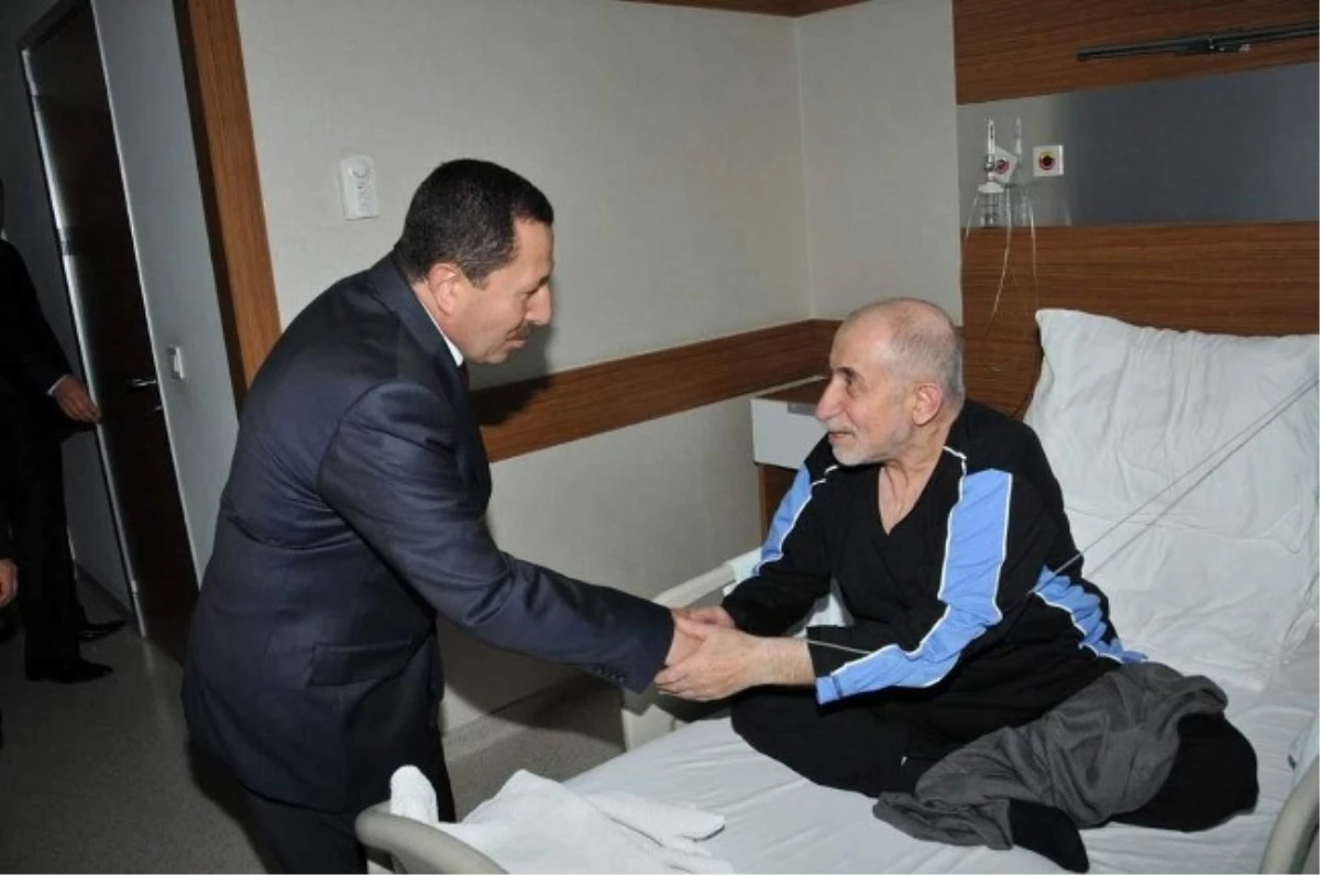 Vali Balkanlıoğlu\'ndan Hasta Ziyaretleri