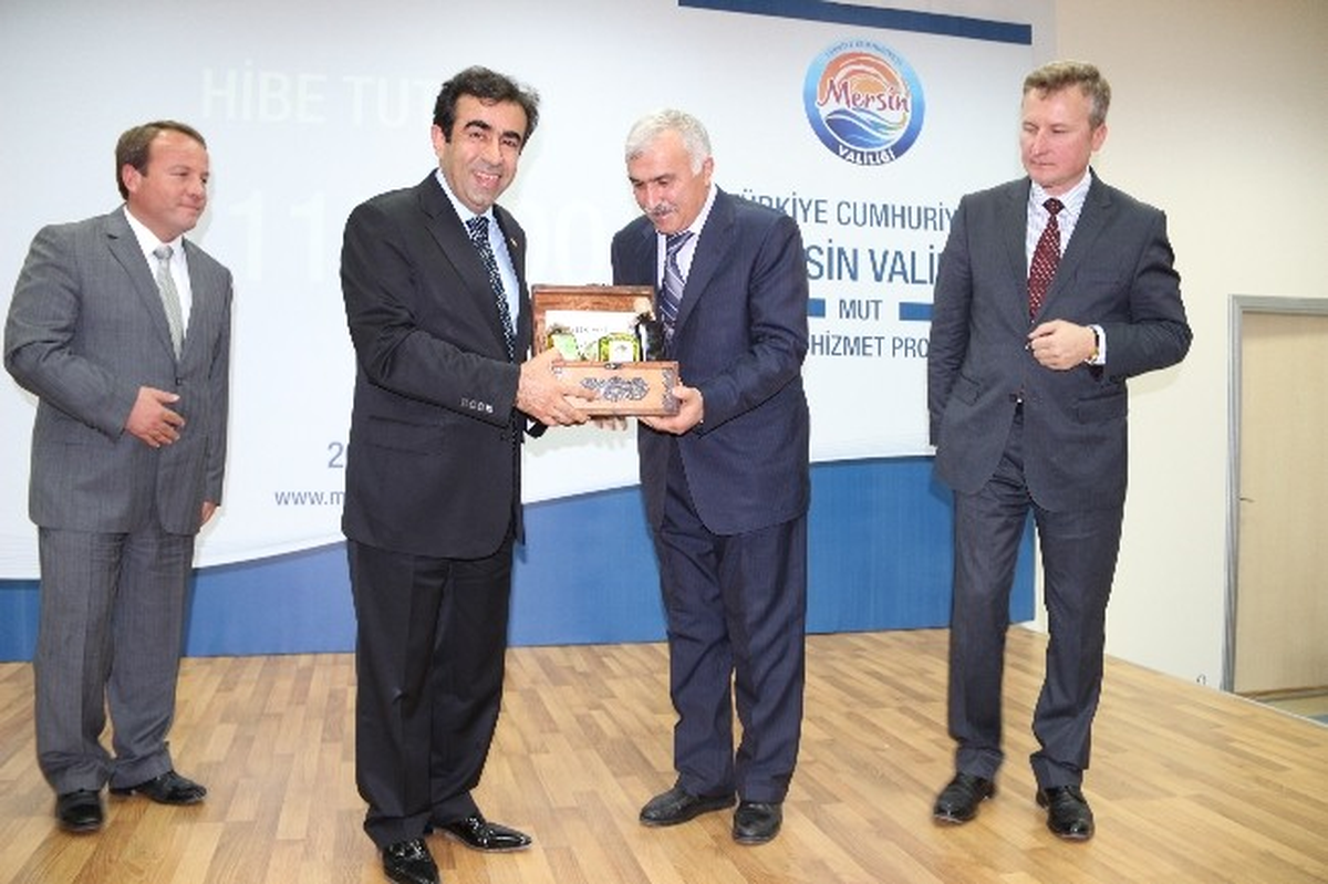 Vali Güzeloğlu Mut\'ta Sodes Çeklerini Teslim Etti