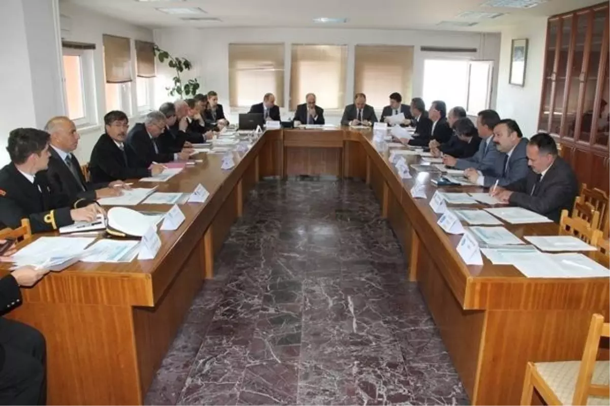 Vali Karahan,uyuşturucu ve Tütün Kullanımında Denetimlerin Sıklaştırılmasını İstedi.