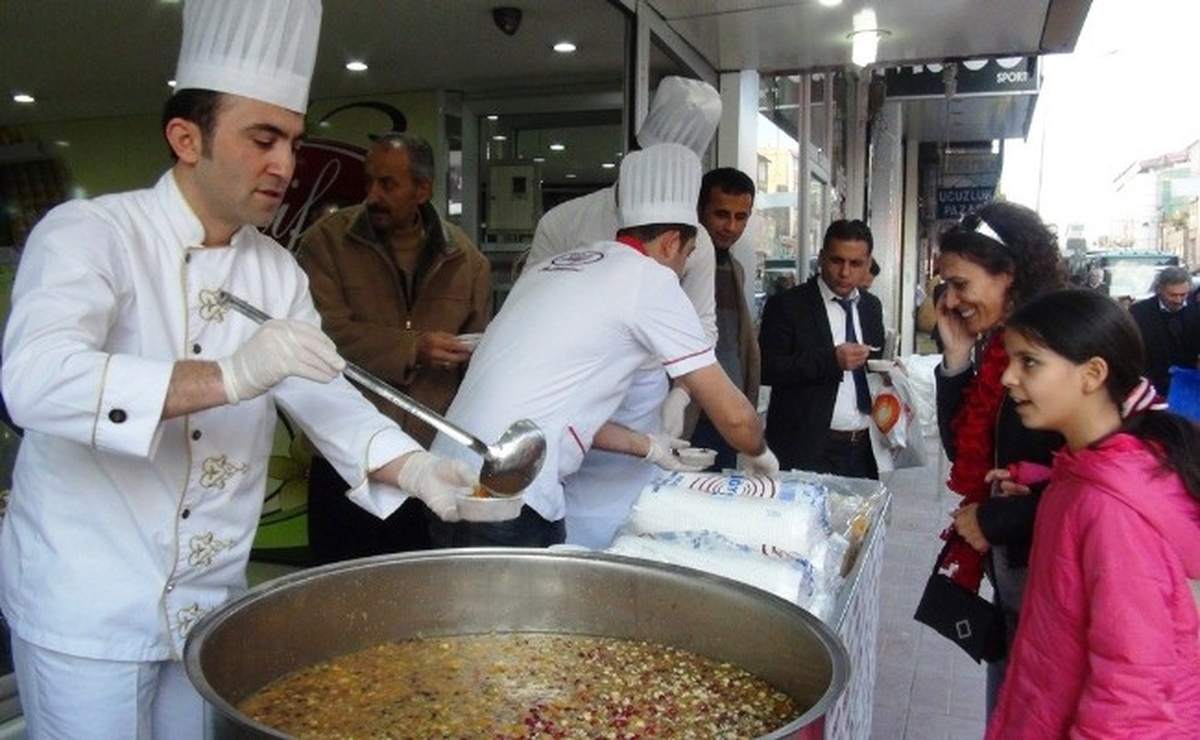 Vanlı Esnaftan Aşure Dağıtımı