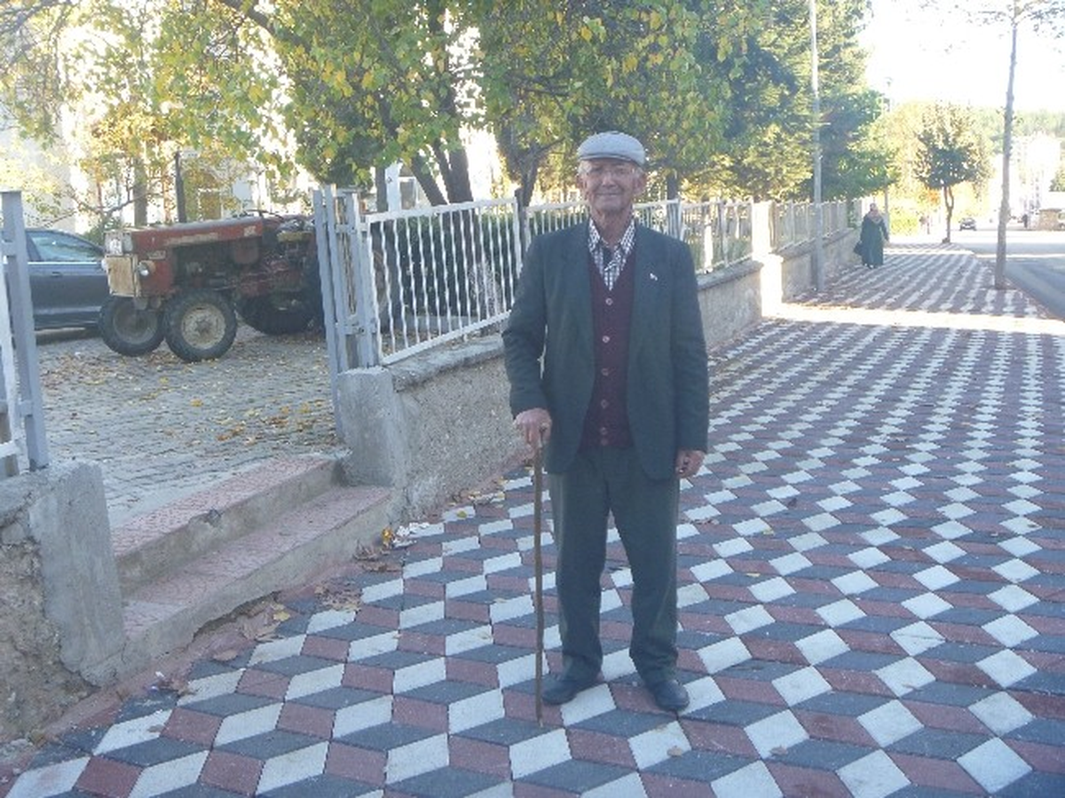 Yeni Kaldırımlara Engeller İçin Yön ve Uyarı Taşı Talebi
