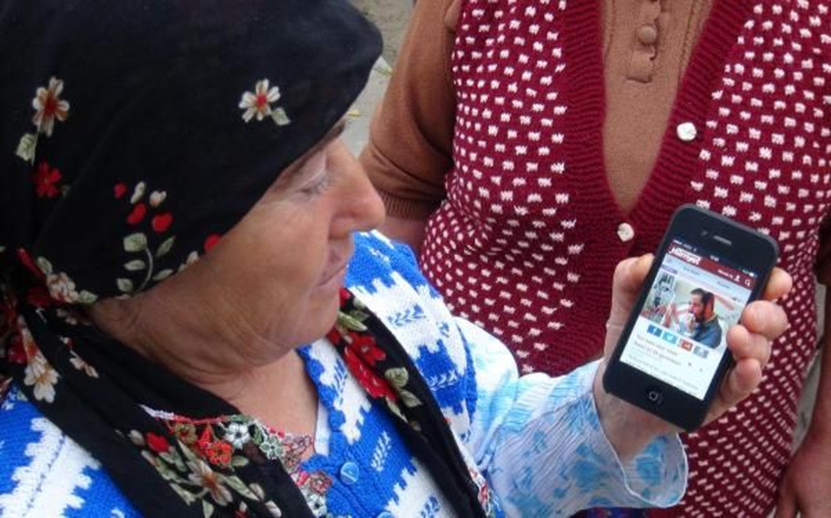 Yüz Nakli Olan Eşinin Fotoğrafını Öperek Hasret Giderdi