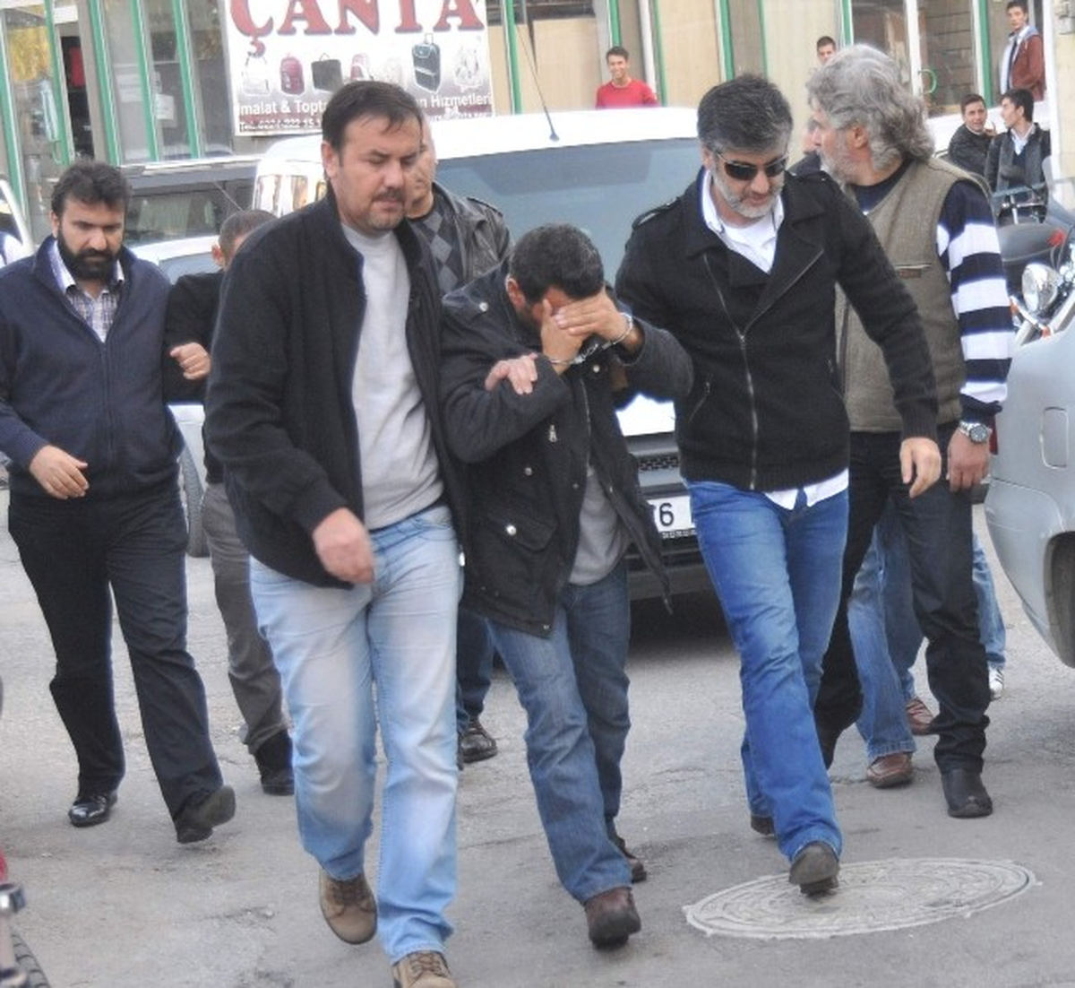 3 Günde Soydular, Bir Dakika Film Arasında Yakalandılar