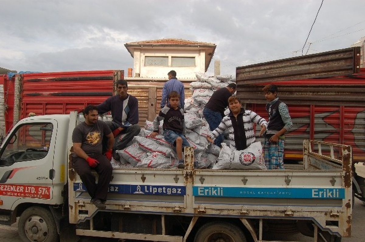 650 Ton Kömür Dağıtılıyor